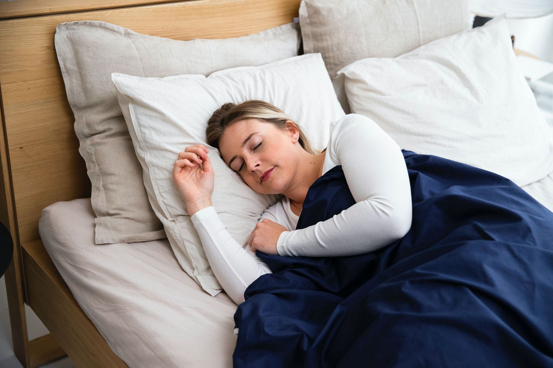 Sleeping on the side (Image via Unsplash/Slappwijsheid)